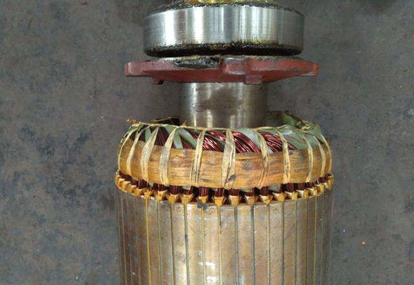 西安電機廠技術員關于高壓電機端部捆扎的重要性分析。