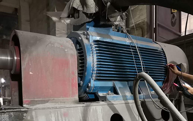 圖為西瑪電機(jī)售后人員高壓電機(jī)振動(dòng)測(cè)量現(xiàn)場照片